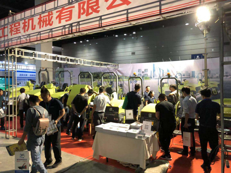 山东思拓瑞克工程机械有限公司参加无锡建机展会交流沟通并获奖留念