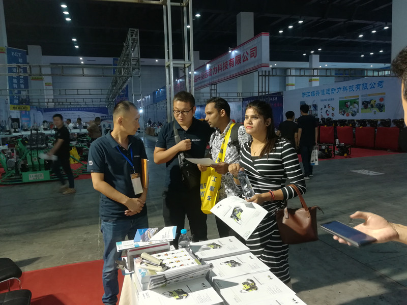 山东思拓瑞克工程机械有限公司参加无锡建机展会交流沟通并获奖留念