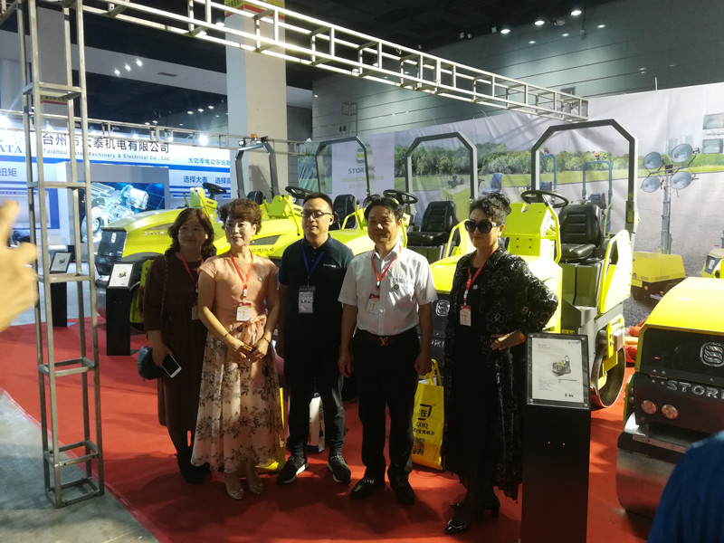 山东思拓瑞克工程机械有限公司参加无锡建机展会交流沟通并获奖留念