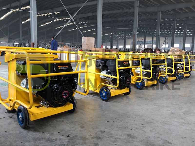 液压动力站发动机作业时冒黑烟是什么原因