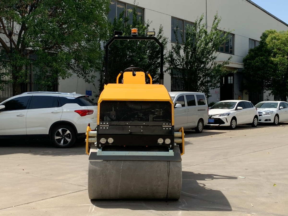 小型压路机的启动步骤