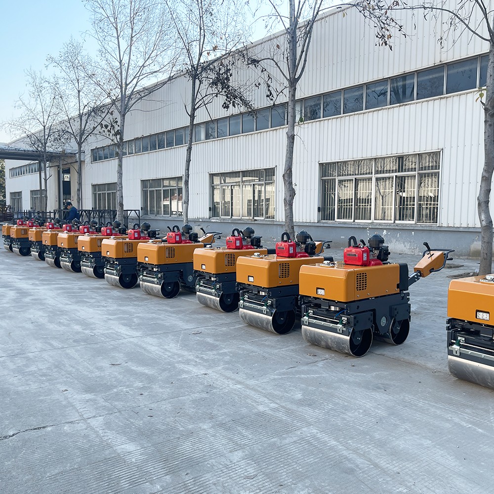 小型压路机十字路口施工,沥青路面的接缝有什么技巧处理