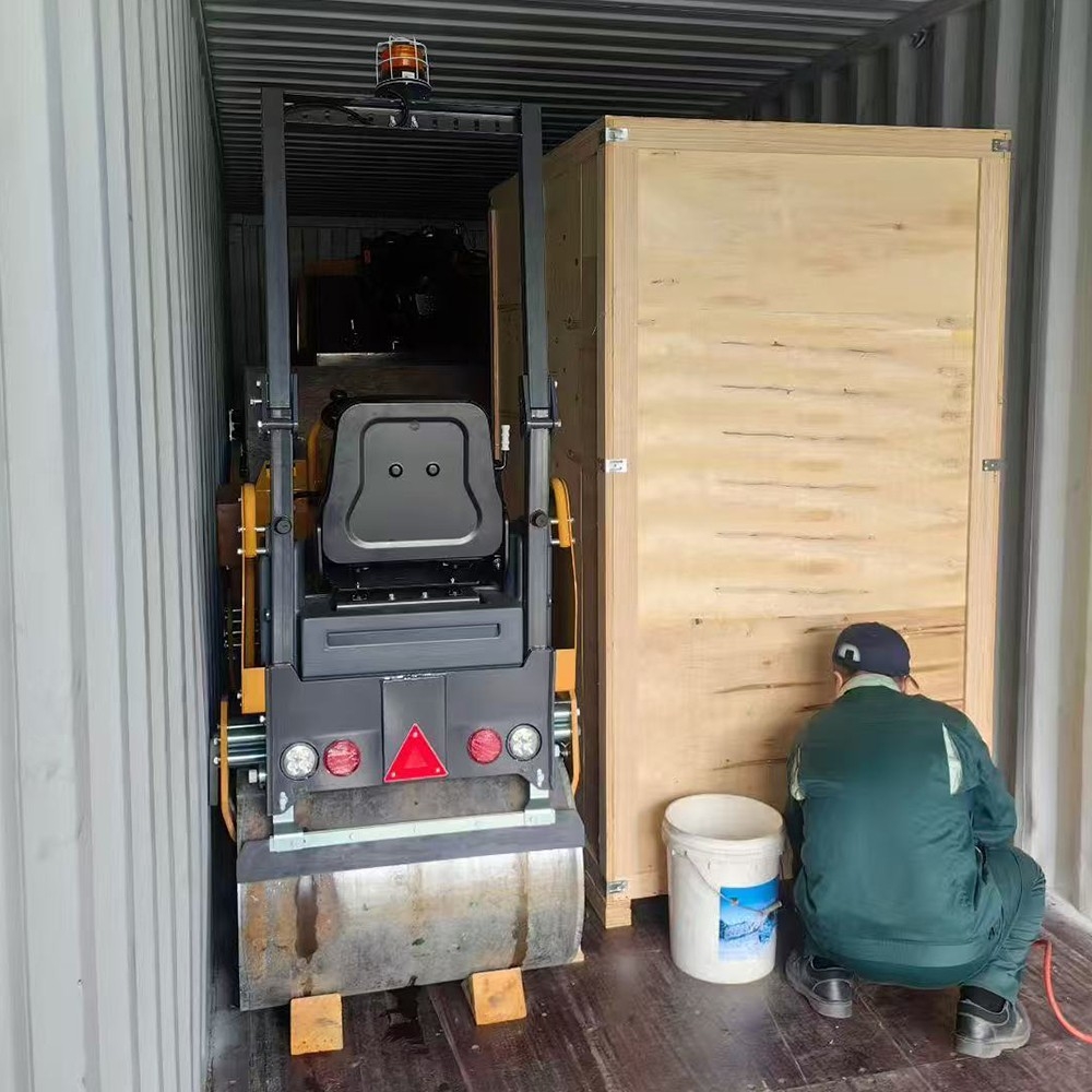 山东思拓瑞克公司8台双钢轮座驾压路机出口德国首都柏林市