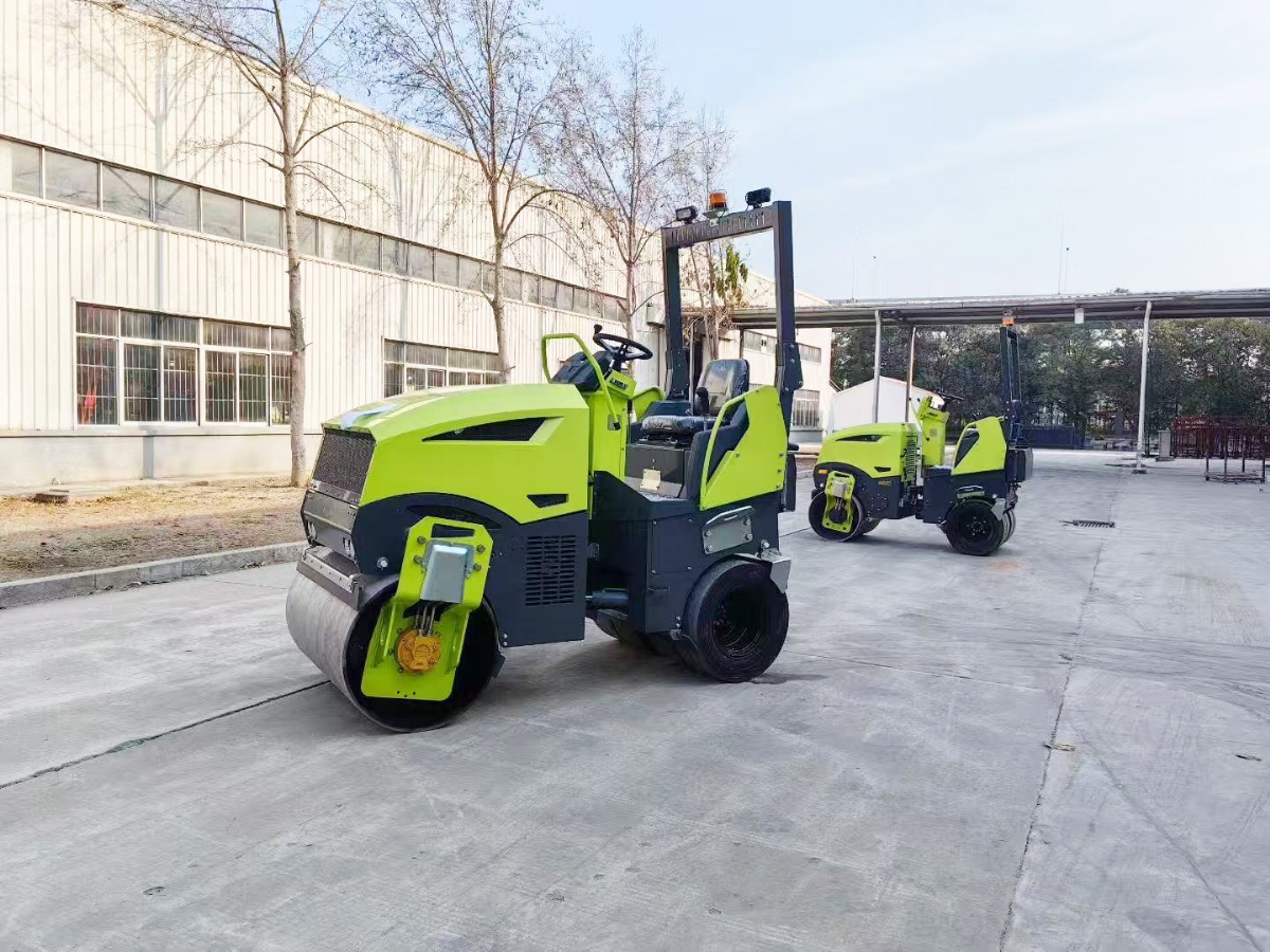 山东思拓瑞克公司8台双轮钢胶轮座驾压路机出口德国法兰克福市