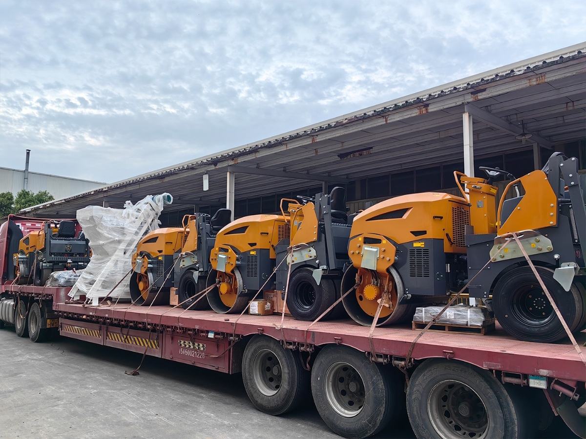 发往俄罗斯圣彼得堡20台思拓瑞克双钢轮、钢胶压路机装柜进行时···