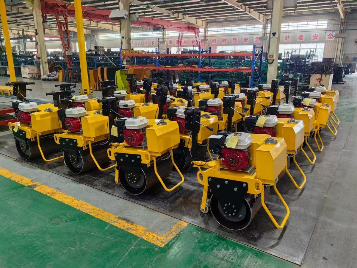 山东思拓瑞克公司29台单双轮压路机出口印度尼西亚