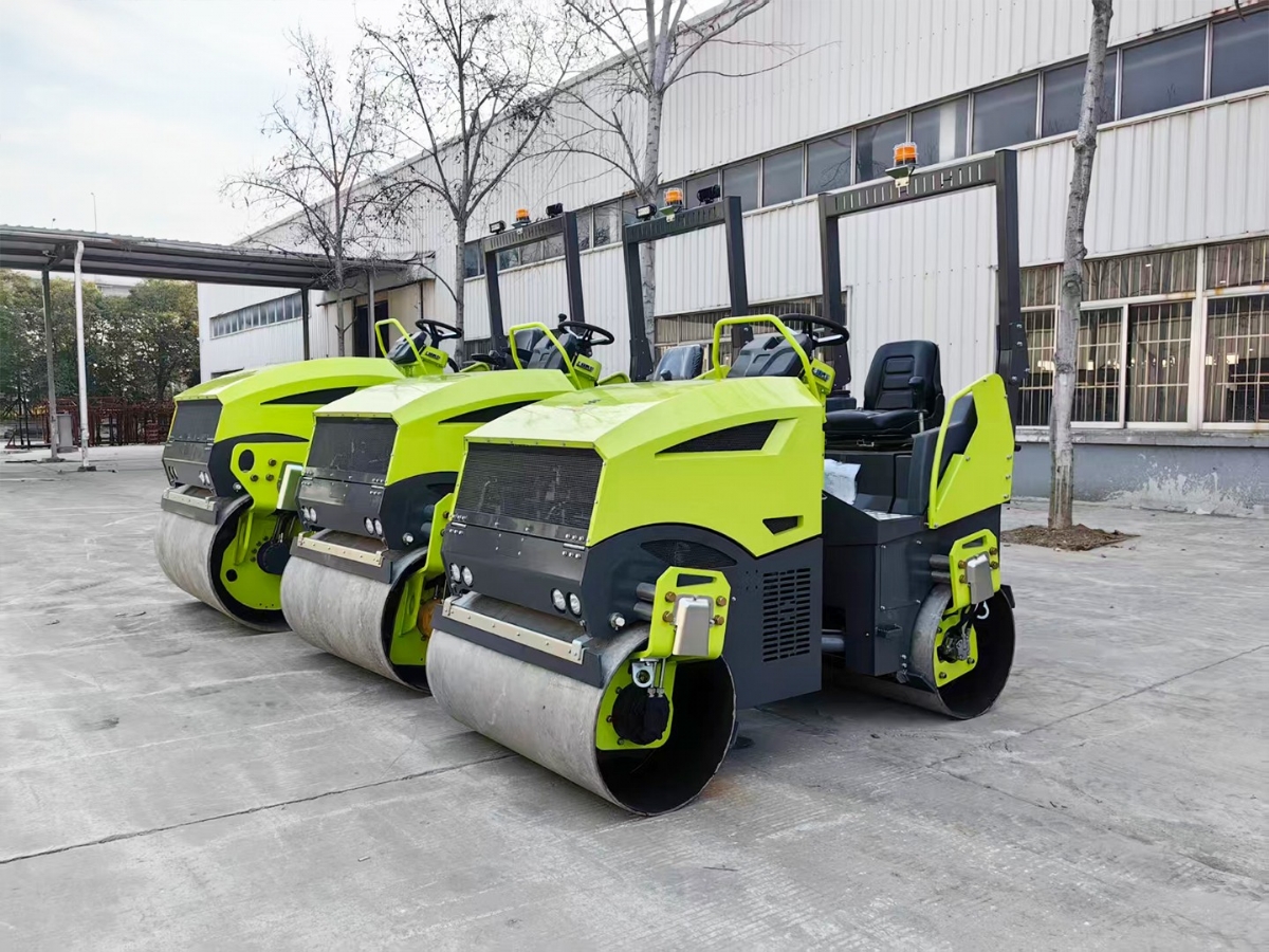 山东思拓瑞克公司15台小中型双轮压路机出口俄罗斯首都莫斯科