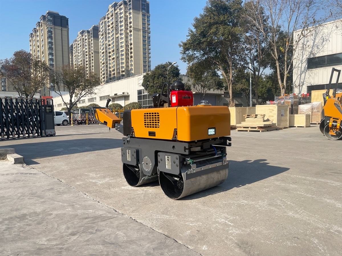 小型压路机全液压和机械传动的技术对比