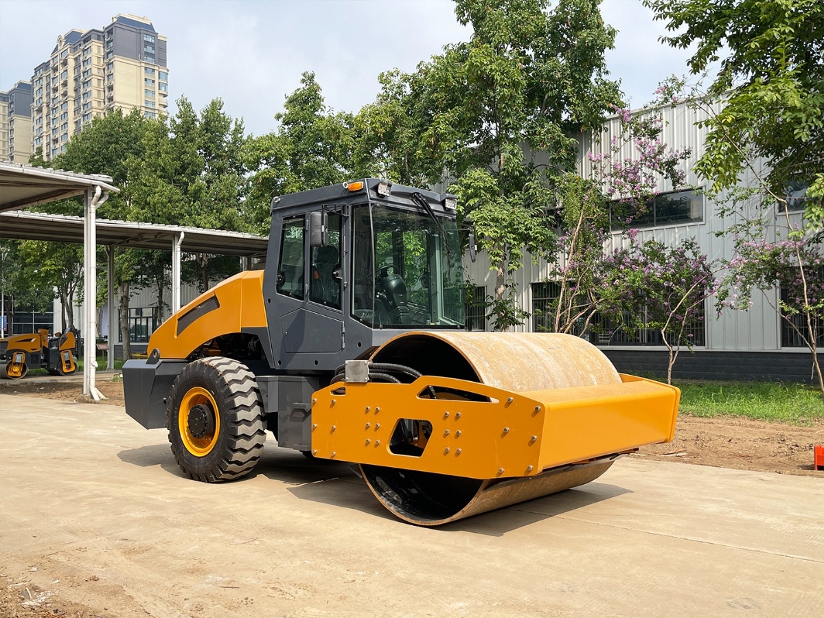 小型压路机柴油机和汽油机的不同